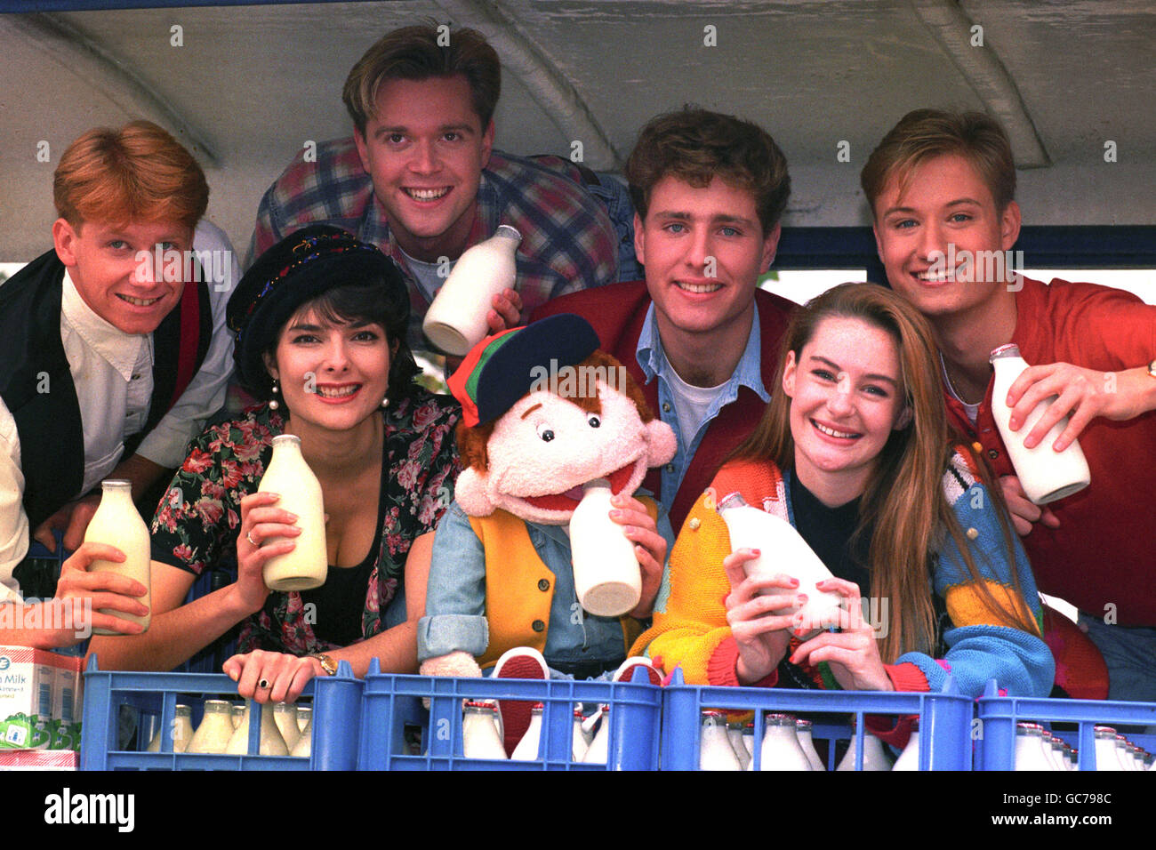 I presentatori per bambini GMTV. (l-r) Simon Parkin, Kate Weston, Darren Day, Sam the Puppet, Paul Zerdin, Pippa Ford-Jones e Stuart Miles. Foto Stock