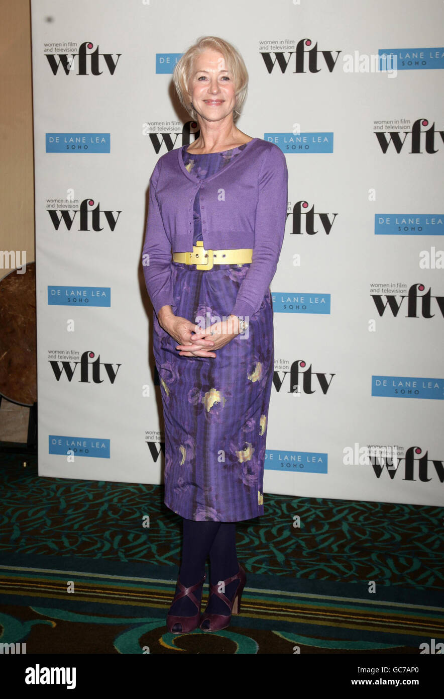 Dame Helen Mirren dopo aver vinto il premio Working Title Films Lifetime Achievement Award al Women in Film and Television Awards, pranzo al Park Lane Hilton, nel centro di Londra. Foto Stock