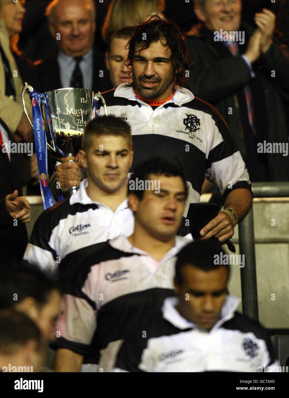 Il capitano dei barbari Victor Matfield con il Mastercard Trophy dopo la vittoria sulla Nuova Zelanda durante la partita del MasterCard Trophy a Twickenham, Londra. Foto Stock