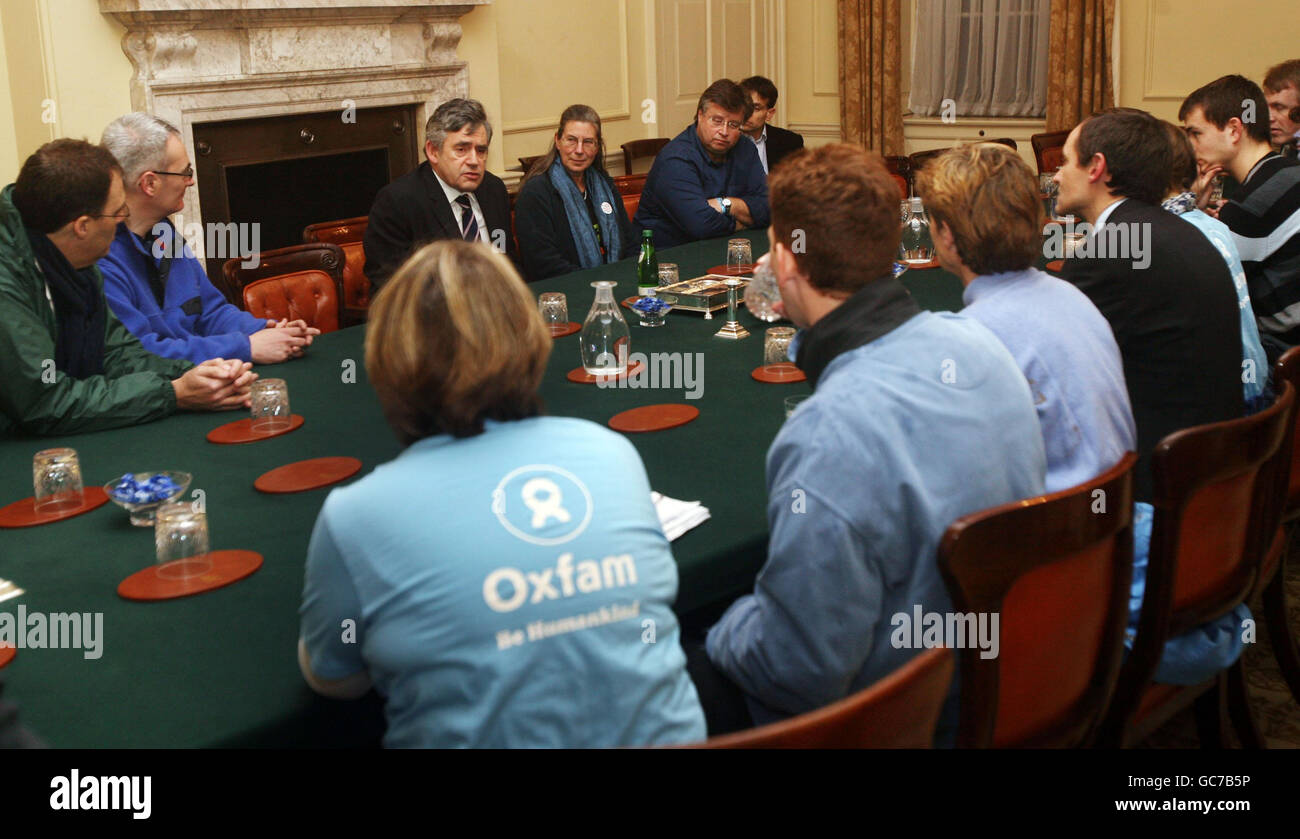 Il primo ministro Gordon Brown a Downing Street risponde alle domande sui cambiamenti climatici e sulle speranze dei mondiali di calcio inglesi per il 2010 e per l'offerta del 2018. Foto Stock