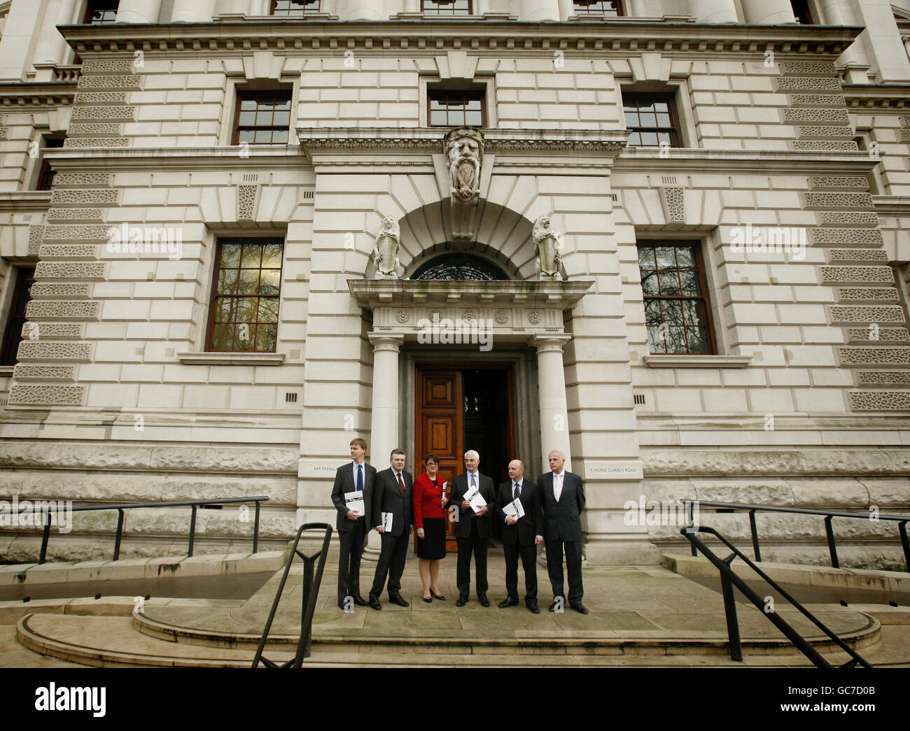 Il Cancelliere dello scacchiere Alistair Darling (quarto da sinistra) detiene una copia del suo rapporto pre-budget, insieme al team del Tesoro, al di fuori del Tesoro HM, Westminster, Londra. Foto Stock