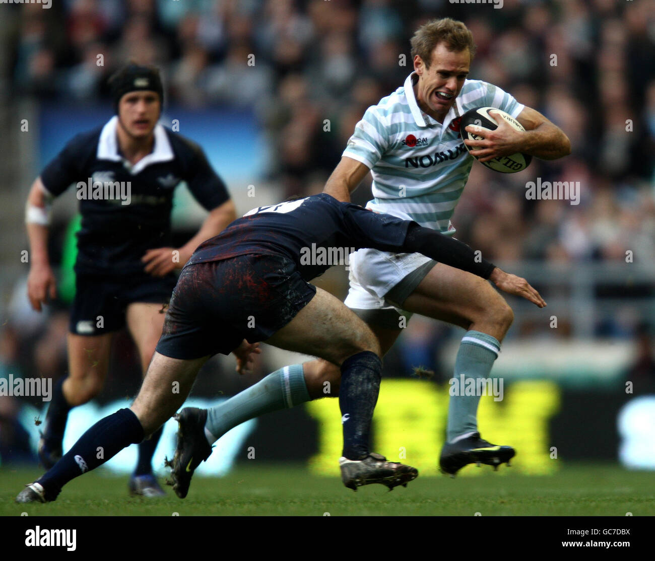 James Greenwood di Cambridge tira fuori l'azione di Chris Mahony di Oxford durante il Nomura Varsity Match a Twickenham, Londra. Foto Stock