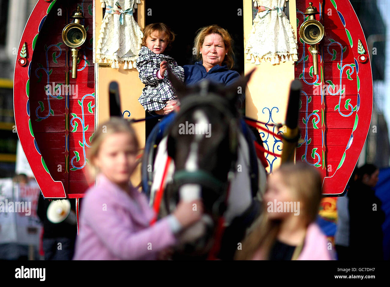 Chanelle Casey, di 3 anni, con la nonna Mary Casey, sulla sua carovana tradizionale a Dublino oggi alla marcia di protesta del movimento del viaggiatore irlandese nella Repubblica d'Irlanda. Foto Stock