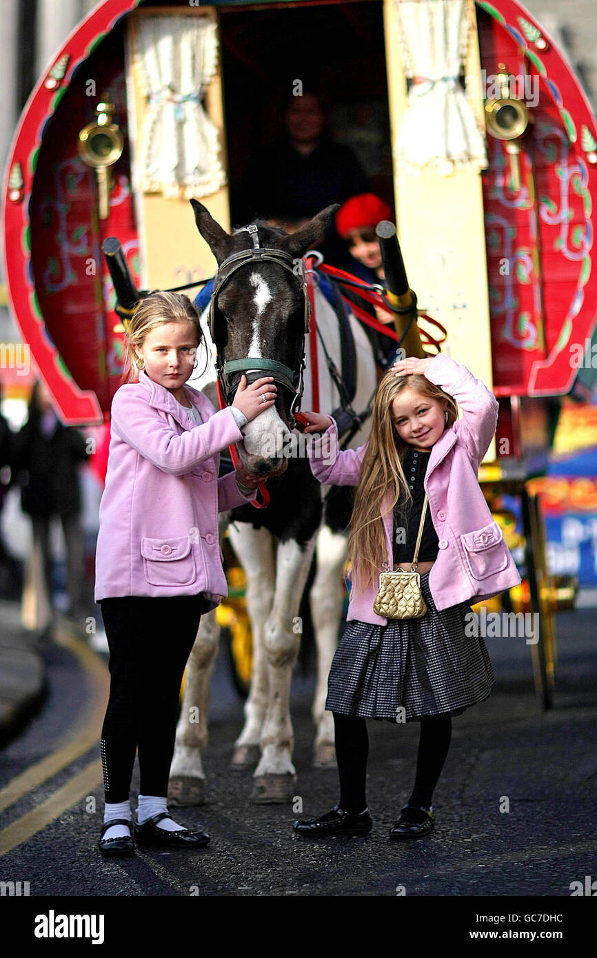 Brittney, di 9 anni (a sinistra) e Kelsey Casey, di 6 anni accanto alla loro carovana tradizionale a Dublino, oggi alla marcia di protesta del movimento del viaggiatore irlandese nella Repubblica d'Irlanda. Foto Stock