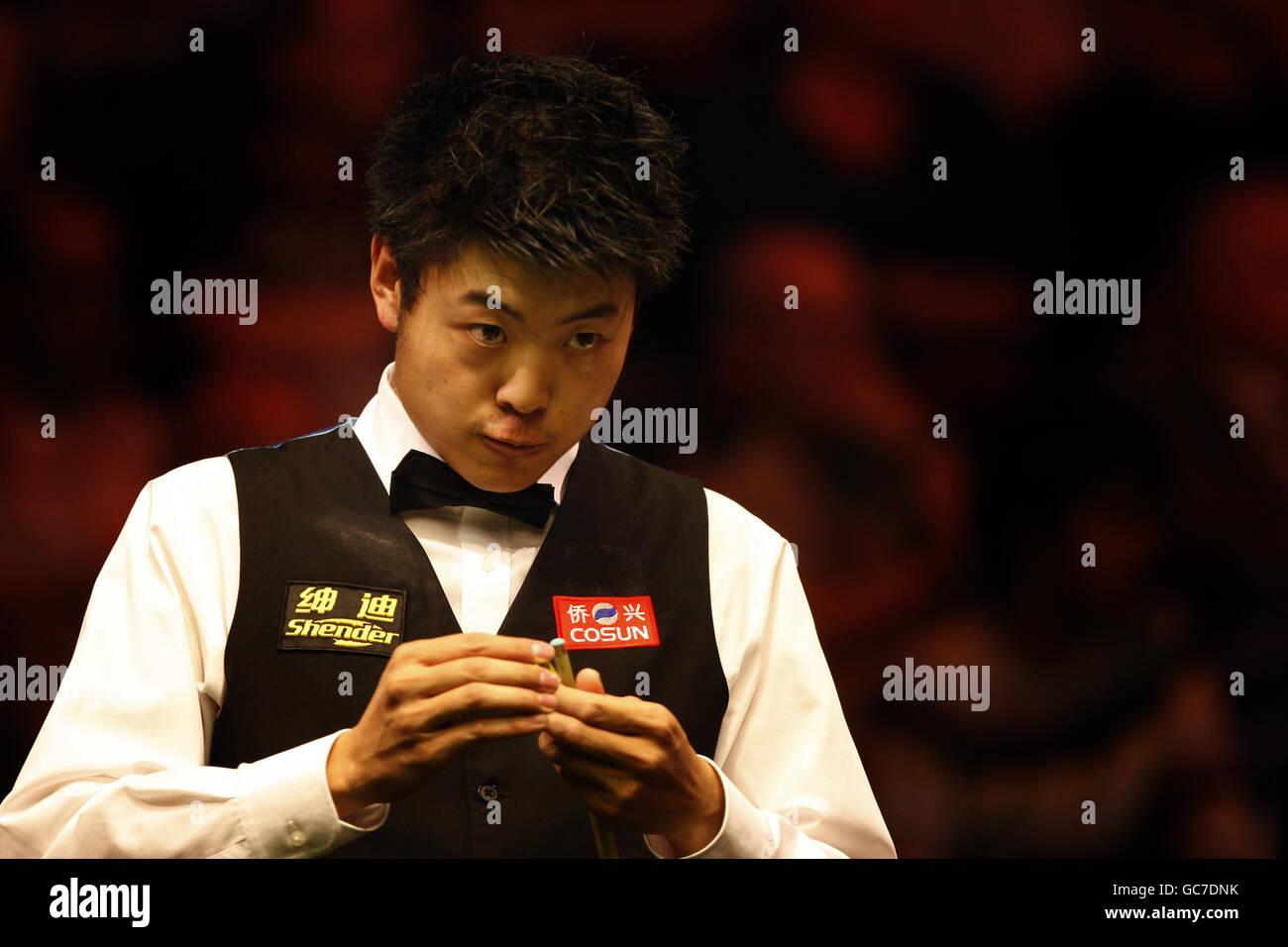 Liang Wenbo della Cina durante la sua partita di quarto finale contro John Higgins della Scozia durante il Pukka Pies UK Championship al Telford International Centre di Telford. Foto Stock