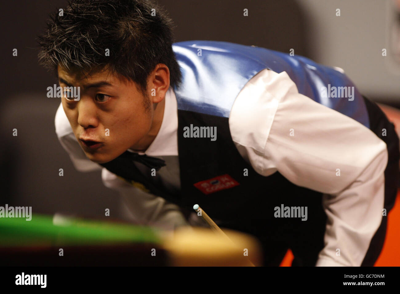 Liang Wenbo della Cina durante la sua partita di quarto finale contro John Higgins della Scozia durante il Pukka Pies UK Championship al Telford International Centre di Telford. Foto Stock