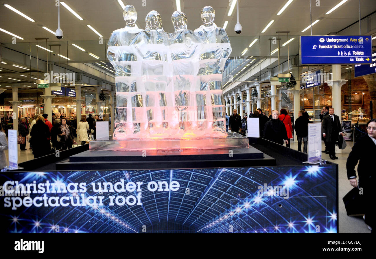Una scultura su ghiaccio dei giudici X Factor svelati a St Pancras International, Londra. Foto Stock