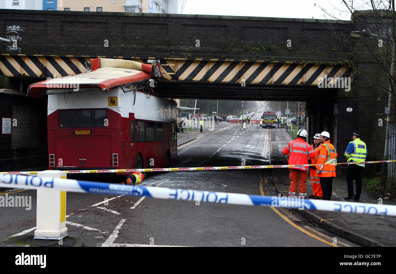 Un autobus a due piani pieno di bambini della scuola ha avuto il suo tetto strappato fuori quando ha urtato con un ponte. L'autobus si è schiantato nel ponte ferroviario a Lancaster Road, Leicester, intorno alle 10.30. Foto Stock