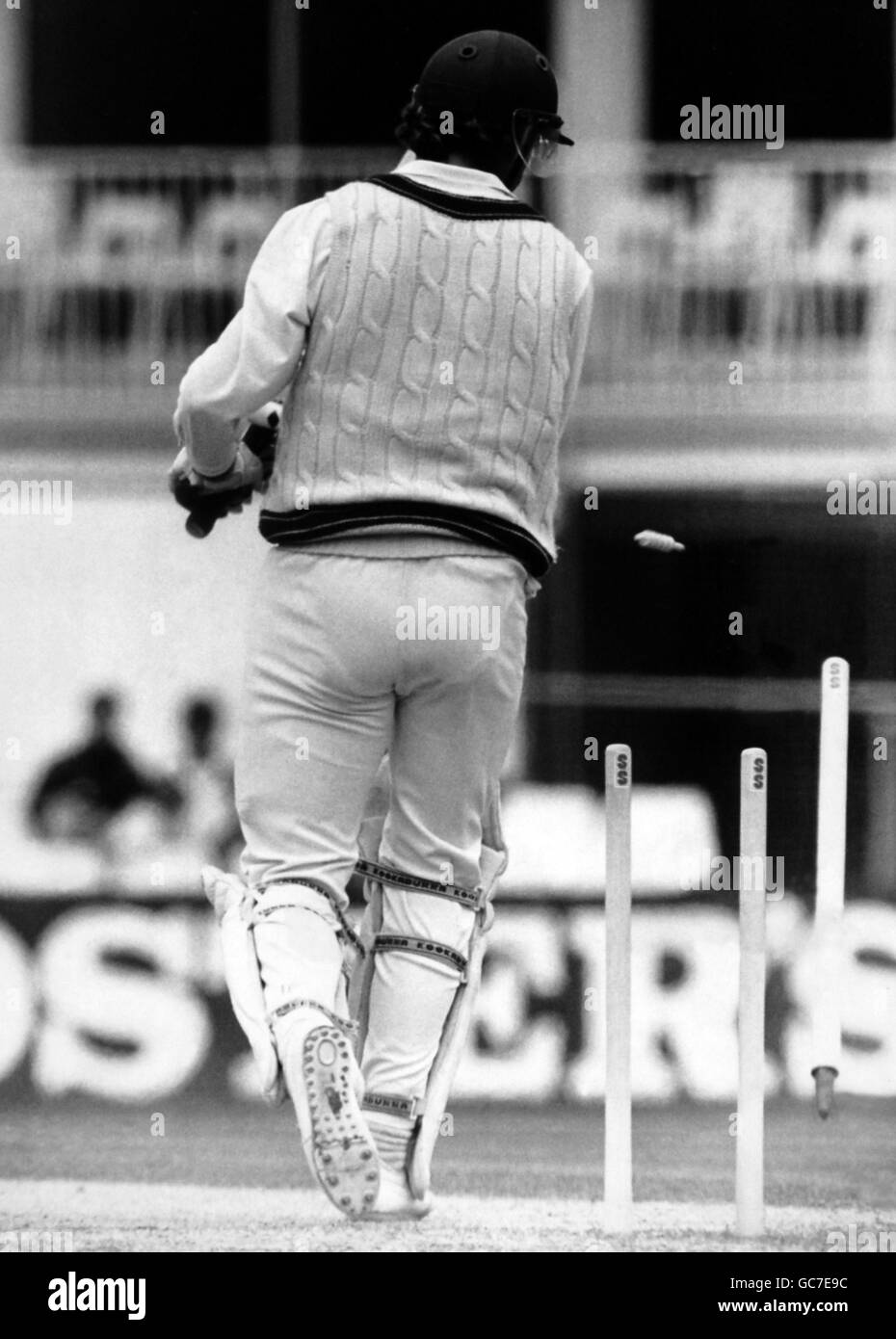 Cricket - Inghilterra / Australia - Australia in British Isles 1989 (6th Test) Venue The Foster's Oval, Kennington. L'australiano Dean Jones vede il suo cricket demolito per il 50 da David Capel in Inghilterra l'ultimo giorno della sesta prova all'ovale Foto Stock