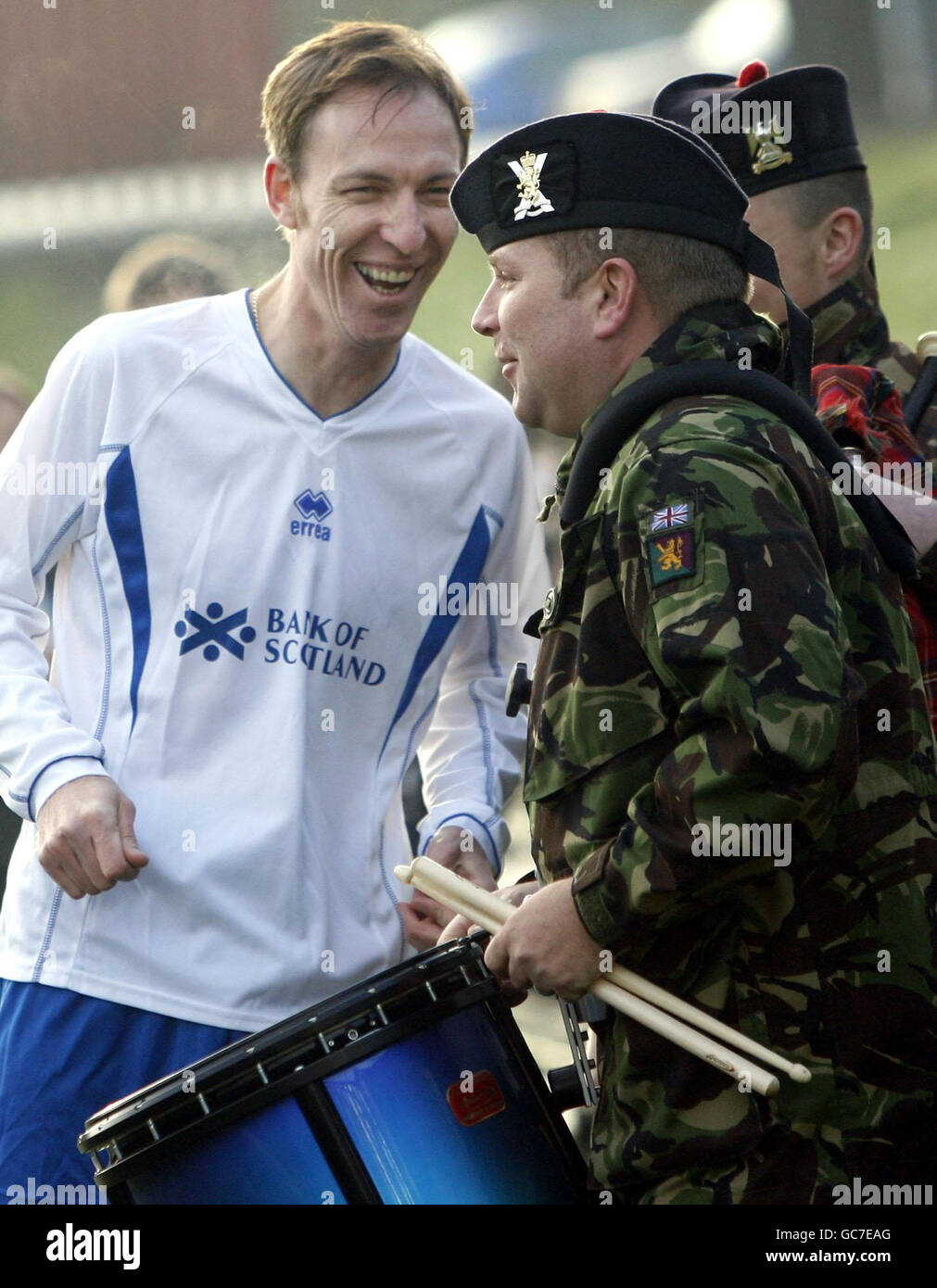 Il segretario scozzese Jim Murphy (a sinistra) durante una partita di calcio benefica contro l'esercito britannico al Lesser Hampden Park di Glasgow. Foto Stock