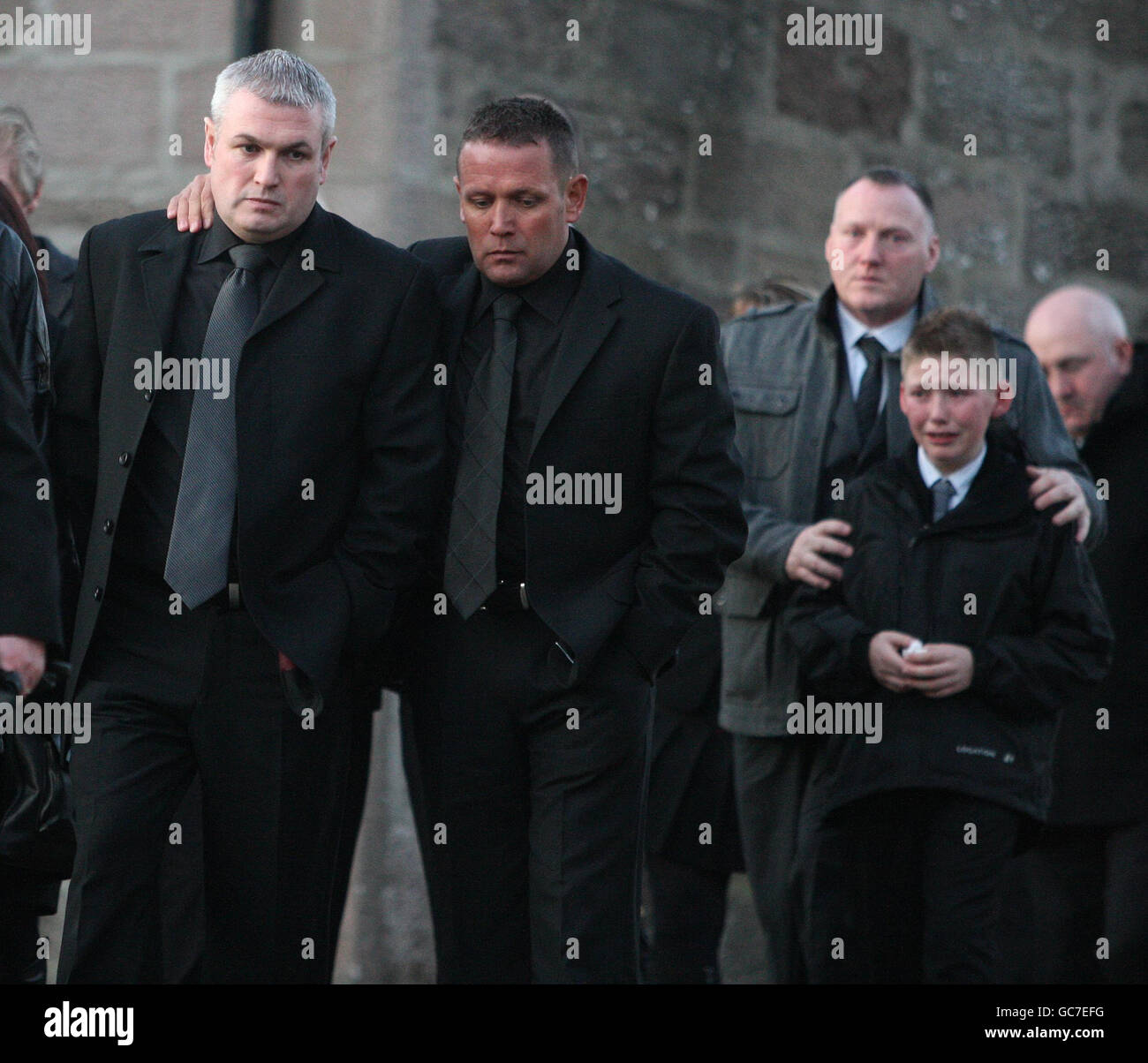 Ian Owen (a sinistra) al funerale di sua moglie Michelle, 36 anni, e dei suoi due figli Callum, 13 anni, e Ethan, 11 anni, che sono stati uccisi in una collisione di tre veicoli durante il loro viaggio per consegnare regali di Natale. Foto Stock