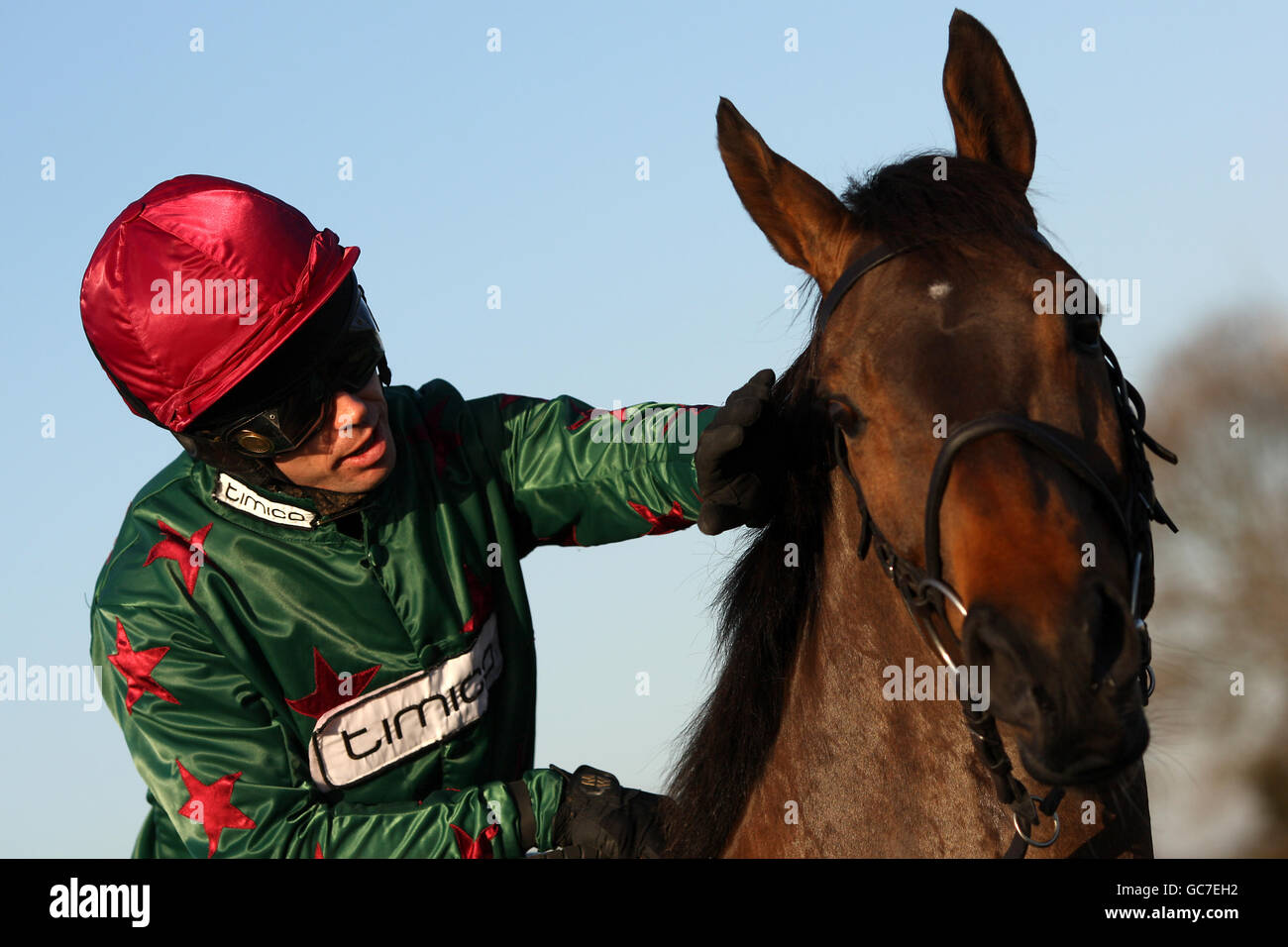 Corse di cavalli - Peterborough Chase Day - Huntingdon Racecourse. Jockey Graham Lee su Racing Demon prima della totesport.com Peterborough Chase Foto Stock
