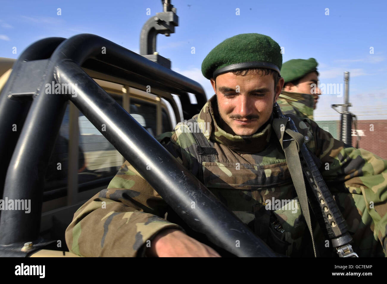 Soldati dell'esercito nazionale afghano a bordo di un veicolo 4x4 mentre insieme ad altre truppe dell'ANA si preparano a effettuare una pattuglia logistica di combattimento (CLP), insieme alle forze americane e britanniche per la prima volta sull'operazione Herick 11, trasportando forniture essenziali dal Bastione del campo a Sangin, provincia di Helmand, Afghanistan in un convoglio di veicoli del 100. Foto Stock