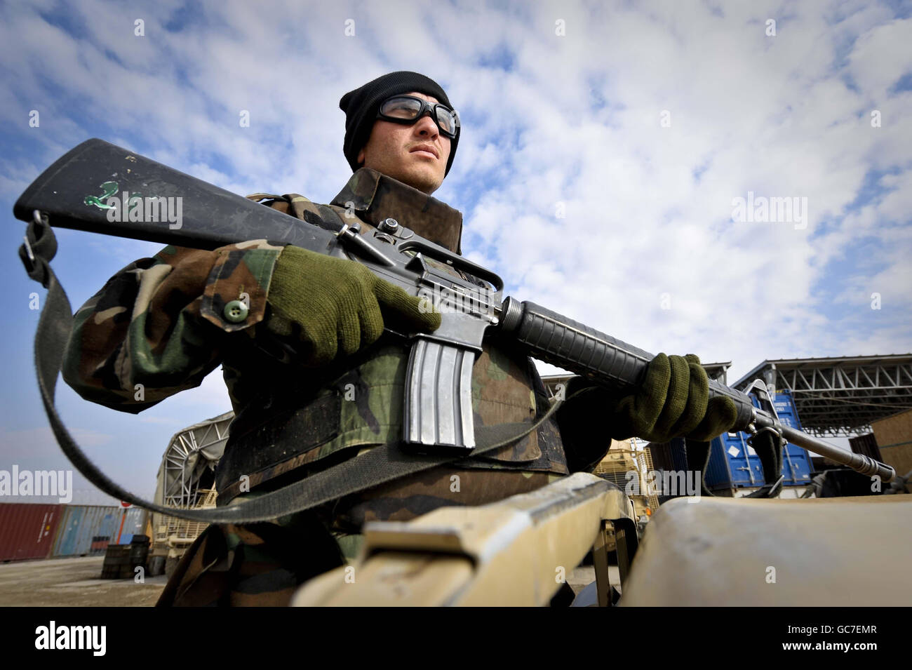Un soldato dell'esercito nazionale afghano si trova sul retro di un veicolo 4x4 mentre lui e altre truppe ANA si preparano a realizzare una pattuglia logistica di combattimento (CLP), insieme alle forze americane e britanniche per la prima volta sull'operazione Herrick 11, trasportando forniture essenziali dal campo Bastion a Sangin, Provincia di Helmand, Afghanistan, in un convoglio di 100 veicoli. Foto Stock