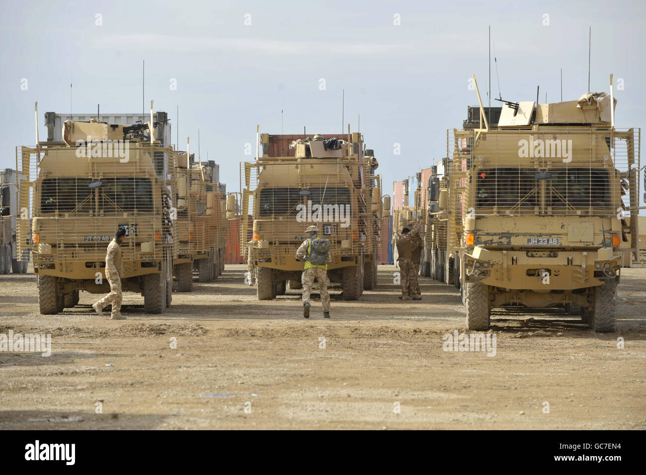 Tre linee di veicoli blindati Enhanced Palletised Loading System (EPLS) che si preparano a realizzare una pattuglia logistica di combattimento (CLC), insieme alle forze americane e all'esercito nazionale afgano per la prima volta sull'operazione Herick 11, trasportando forniture essenziali dal Bastione del campo a Sangin, provincia di Helmand, Afghanistan in un convoglio di veicoli del 100. Foto Stock