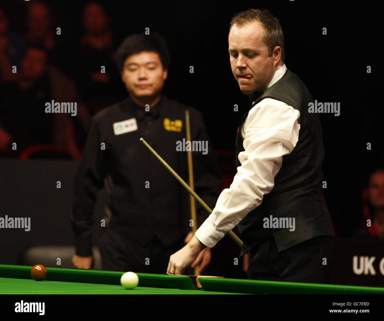 John Higgins scozzese al tavolo durante la finale del campionato britannico Pukka Pies al Telford International Centre di Telford. Foto Stock