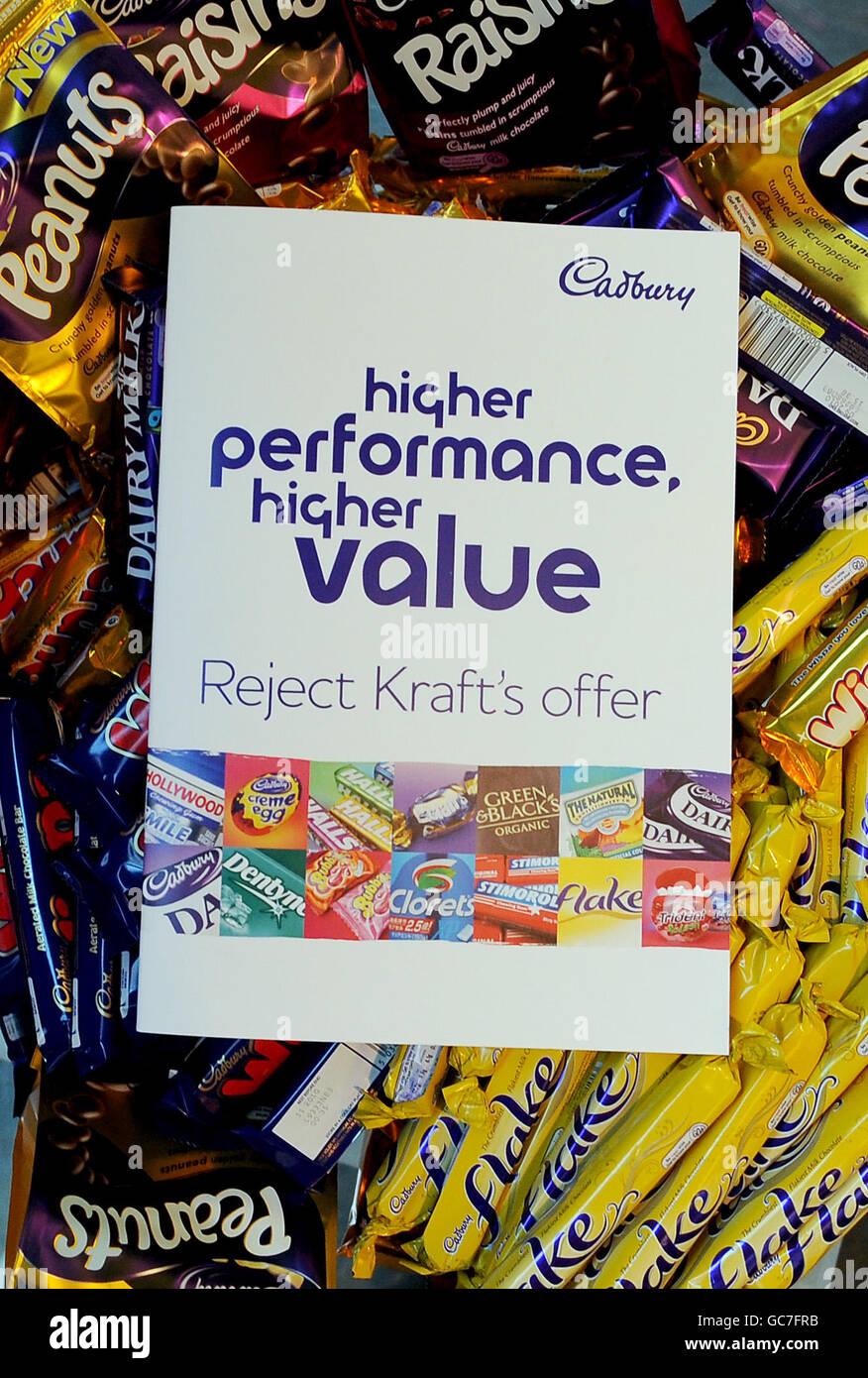 Cadbury svela un documento di difesa agli azionisti a seguito di un'offerta ostile della società americana Kraft durante una conferenza stampa a Goldman Sachs, nel centro di Londra. Foto Stock