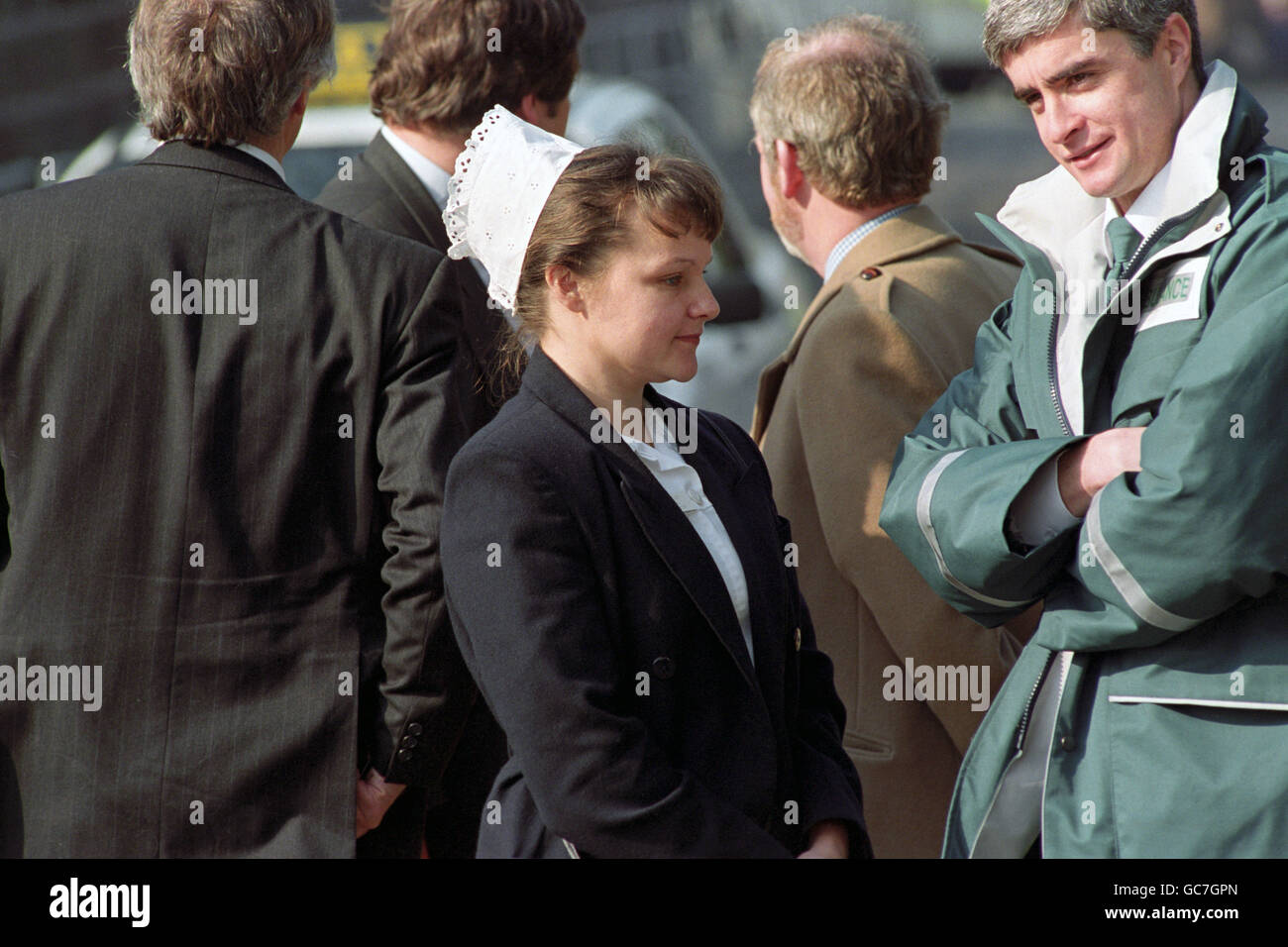 NURSE KAREN TAYLOR [L], CHE HA CULLATO LA PALLA DI JONATHAN FERITO A MORTE DOPO LA BOMBA DELL'IRA A WARRINGTON, ARRIVA PER I SUOI FUNERALI ALLA CHIESA DI SAN WILFRID, GRAPPENHALL. Foto Stock