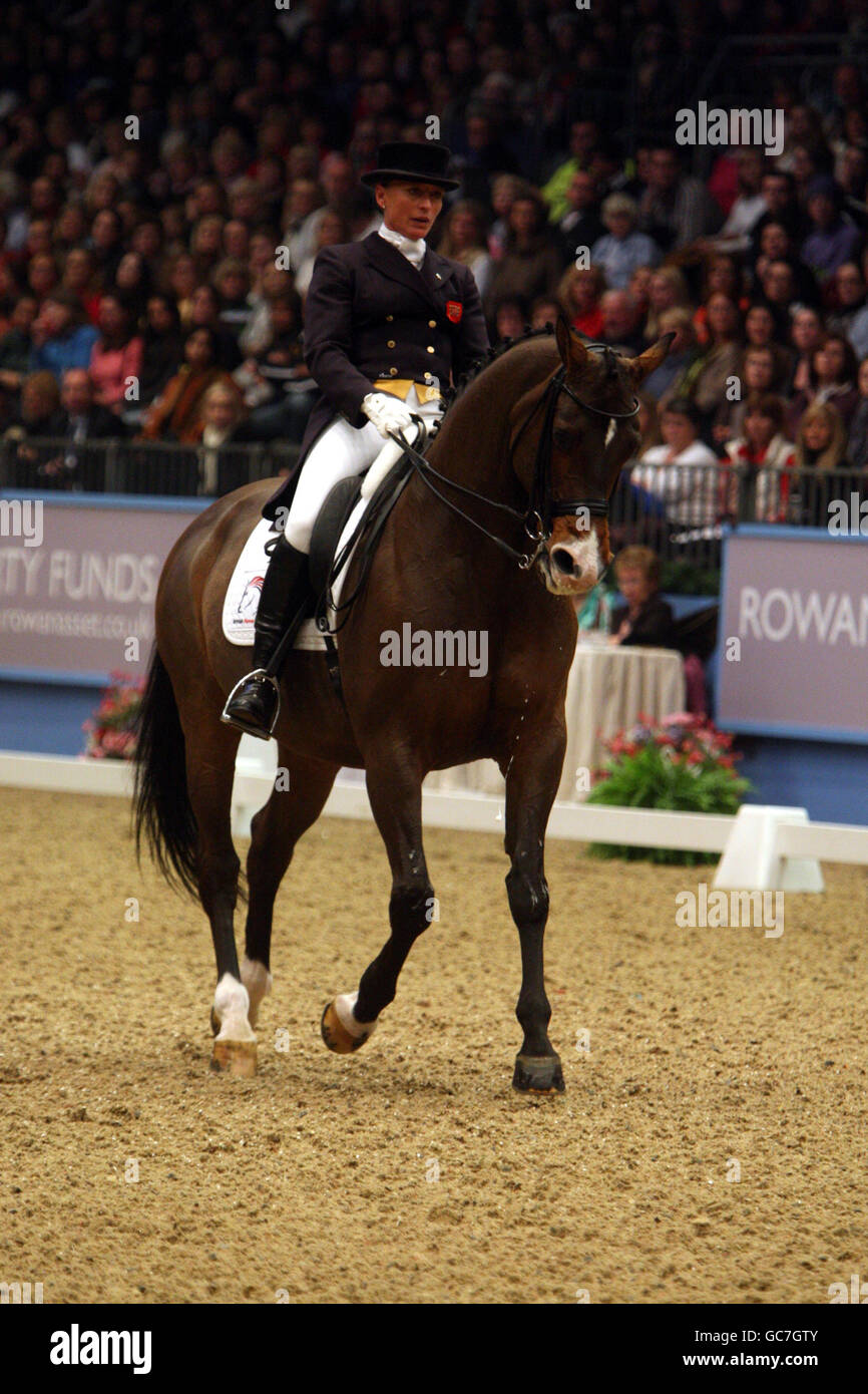 Henriette Andersen della Gran Bretagna su Louis D'Or nella Coppa del mondo FEI Dressage - Grand Prix Freestyle to Music durante il London International Horse Show presso l'Olympia Exhibition Centre, Londra. Foto Stock