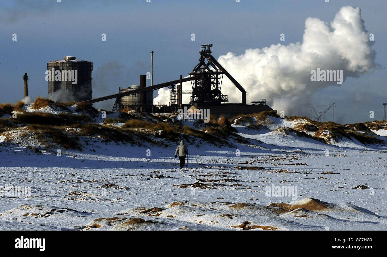 Una spiaggia coperta di neve presso le acciaierie di Corus, a Redcar. Le acciaierie devono essere mottate con la perdita di 1700 posti di lavoro. Foto Stock