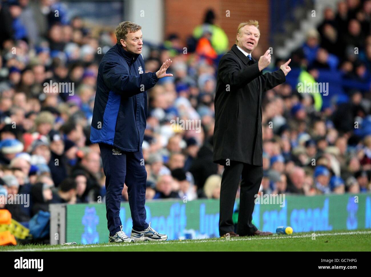 Il manager di Everton David Moyes e il manager di Birmingham Alex McLeish (a destra) sulla linea di contatto. Foto Stock