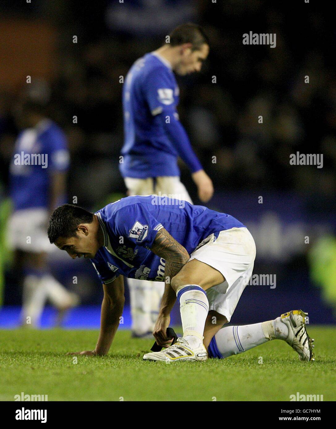 Calcio - Barclays Premier League - Everton / Birmingham City - Goodison Park. Tim Cahill di Everton si allontana ferito alla fine della partita. Foto Stock