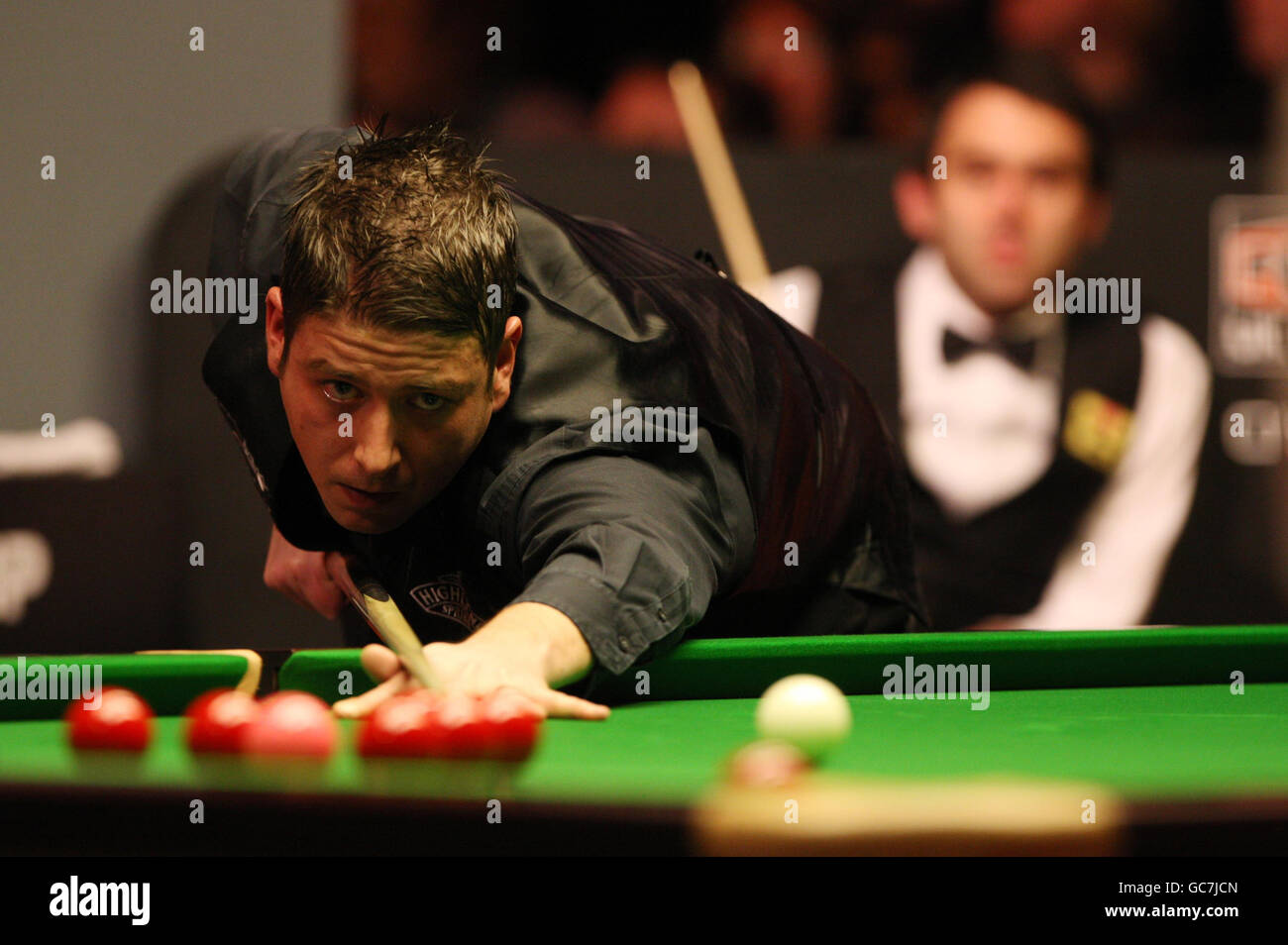 Matthew Stevens sul tavolo durante il suo 1° turno contro Ronnie o'Sullivan durante il Pukka Pies UK Championship al Telford International Centre di Telford. Foto Stock