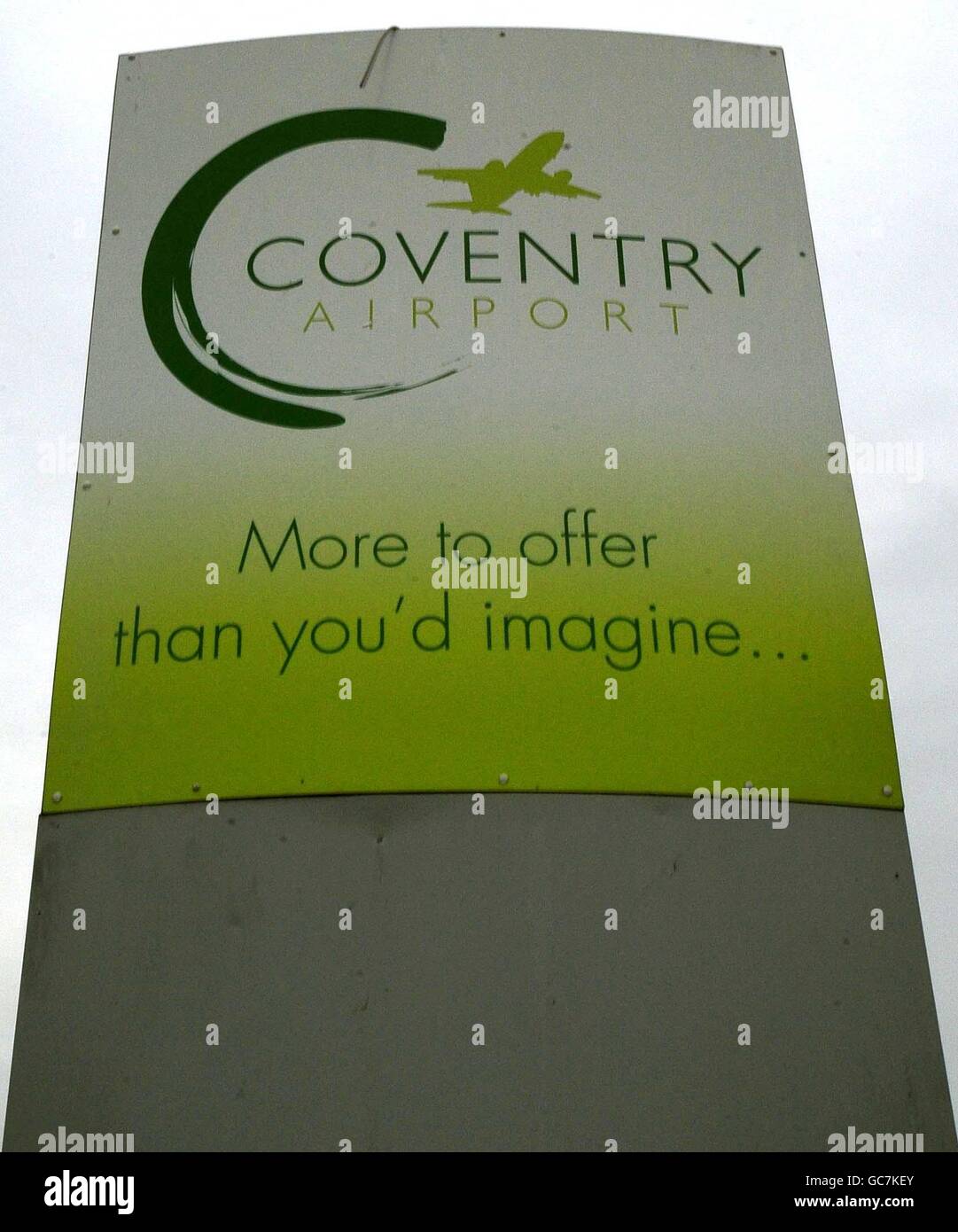 Una visione generale del cartello Coventry Airport, Coventry, che ha chiuso, l'autorità per l'aviazione civile (CAA) ha detto oggi. Foto Stock