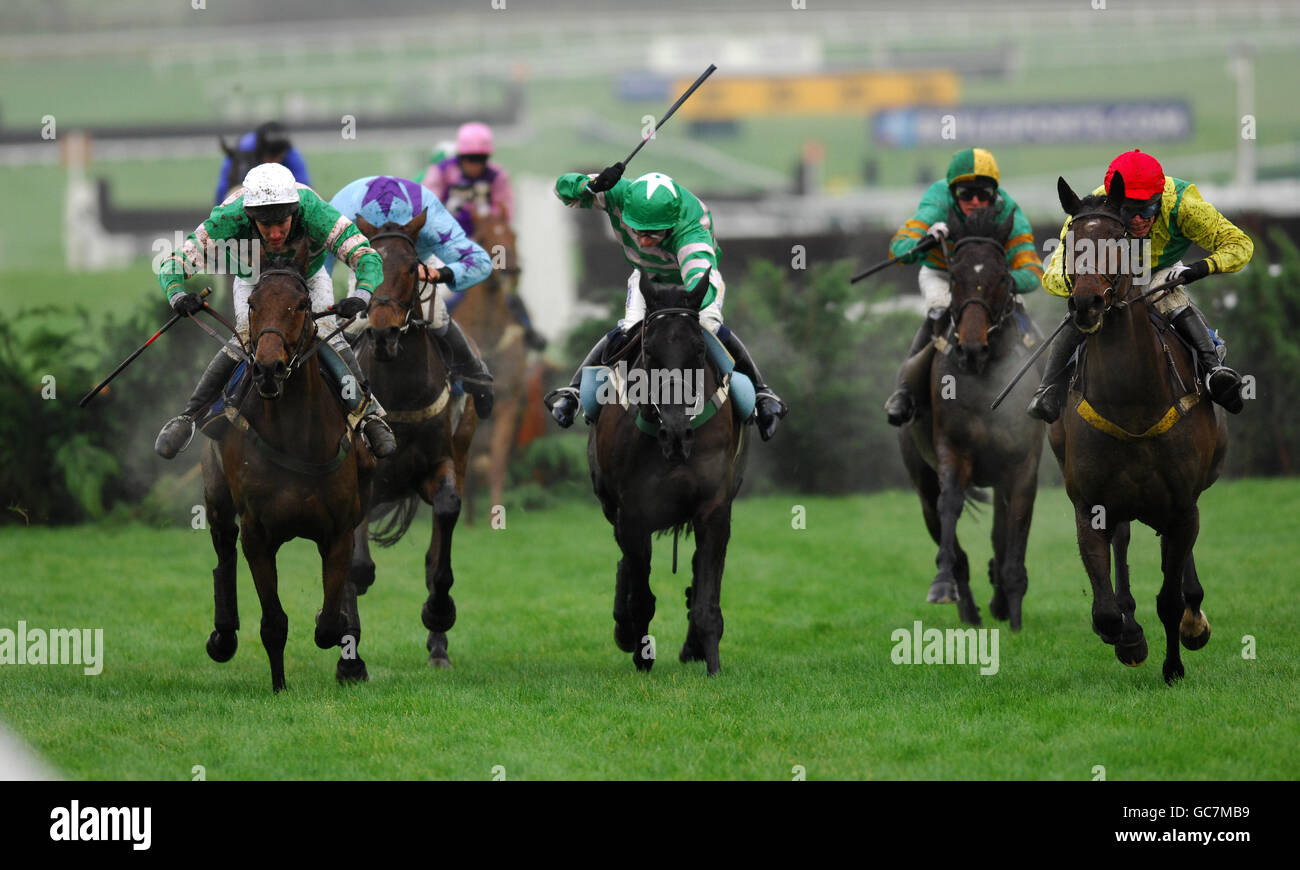 Garde Champetre guidato da John Thomas McNamara (sinistra) vincitori Del Glenfarclas Cross Country handicap Steeple Chase Foto Stock