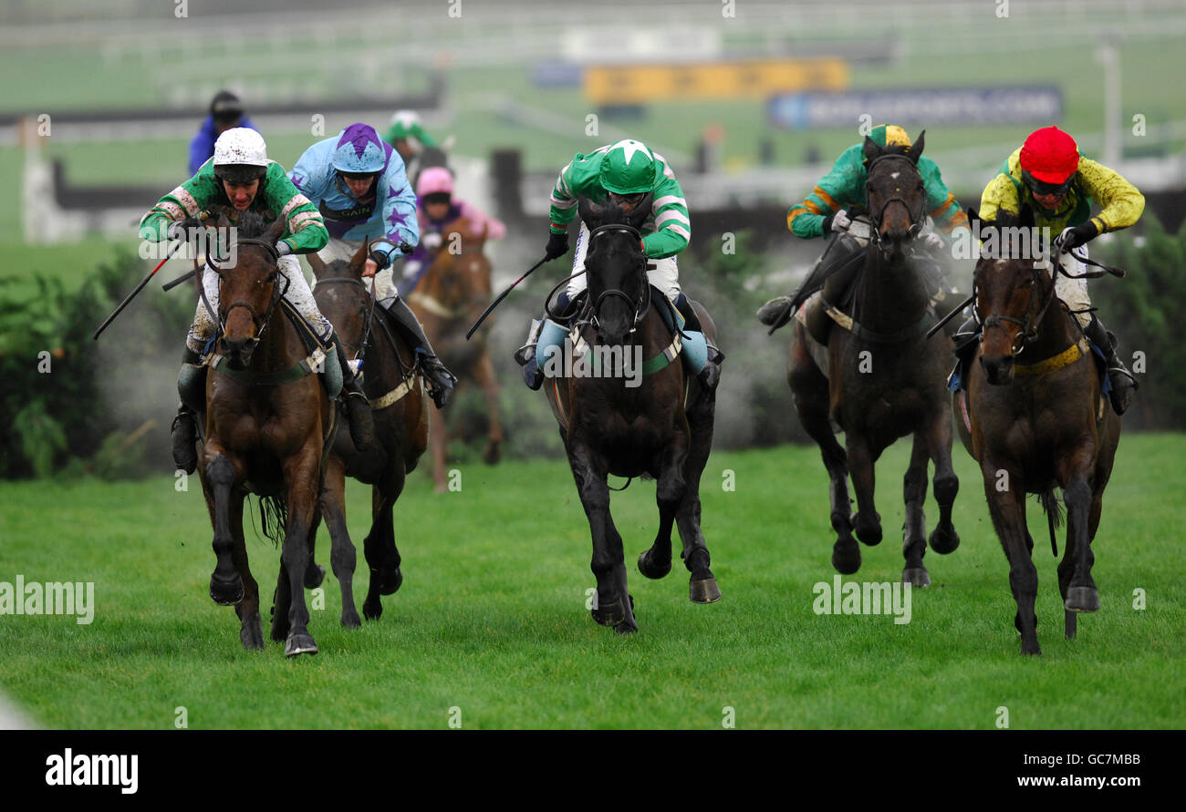 Garde Champetre guidato da John Thomas McNamara (sinistra) vincitori Del Glenfarclas Cross Country handicap Steeple Chase Foto Stock