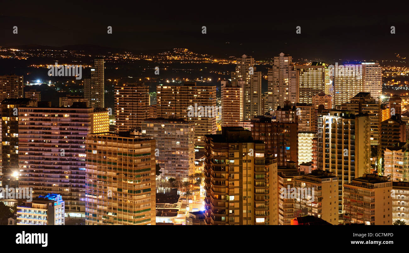 I grattacieli illuminati di Benidorm città di notte Foto Stock
