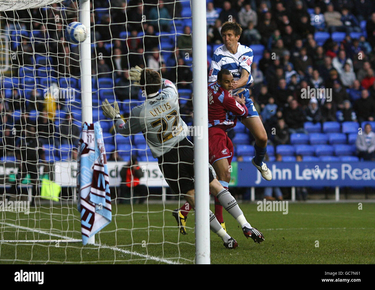 Il Reading's Grzegorz Rasiak segna il primo goal passato del goakeeper Unito di Scunthorpe Josh Lillis durante la partita del campionato Coca-Cola al Madjeski Stadium, Reading. Foto Stock