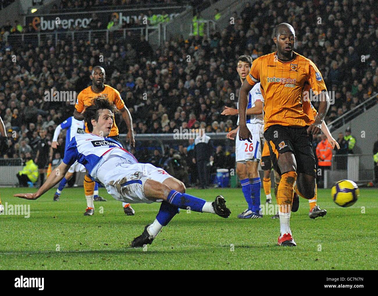 Calcio - Barclays Premier League - Hull City / Blackburn Rovers - KC Stadium. Nikola Kalinic di Blackburn Rovers (a sinistra) ha un colpo sul traguardo Foto Stock