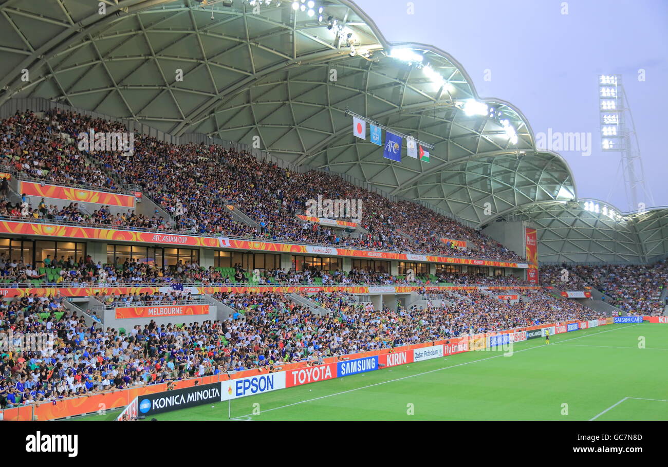 La gente guarda Asian Cup a AAMI Park a Melbourne in Australia. Foto Stock