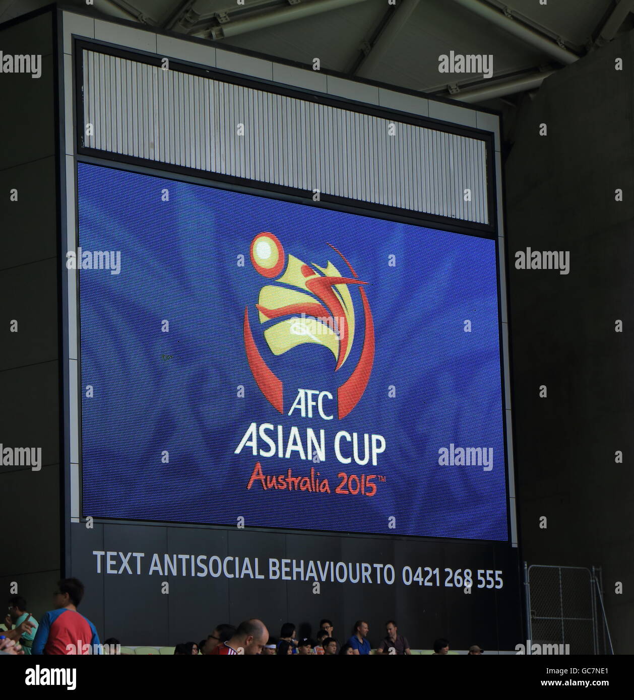 La gente guarda Asian Cup a AAMI Park a Melbourne in Australia. Foto Stock