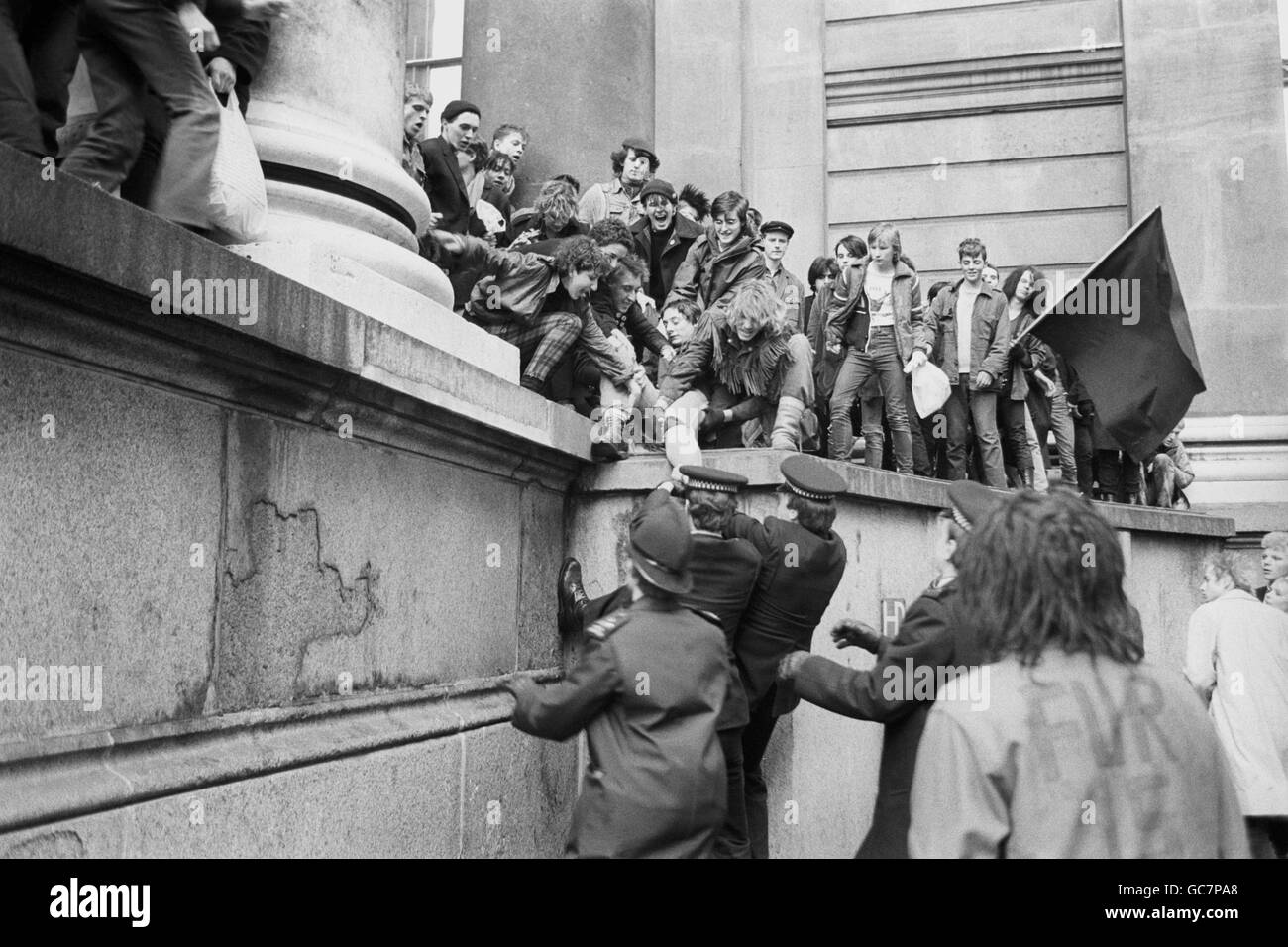 La polizia lotta con i manifestanti vicino alla Banca d'Inghilterra nella Città di Londra oggi, quando i dimostranti hanno effettuato dimostrazioni diffuse "top the city" rivolte principalmente alla Borsa, alla Banca d'Inghilterra e all'area di commercio delle pellicce di Londra. Molti arresti sono stati fatti durante la lotta. Foto Stock