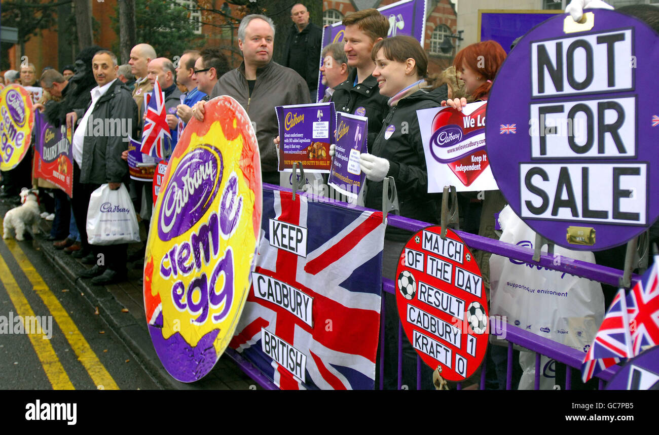 I lavoratori Cadbury protestano fuori dalla sede centrale della società a Birmingham. PREMERE ASSOCIAZIONE foto. Data immagine: Martedì 15 dicembre 2009. Il pasticcere sta affrontando un’offerta ostile da parte della società alimentare statunitense Kraft. Ma l'Unione Unite, che rappresenta molti dei 6,000 lavoratori dell'azienda nel Regno Unito e in Irlanda, ritiene che i suoi azionisti debbano resistere alla vendita. Vedi la storia di PA INDUSTRIA Cadbury. Il credito fotografico dovrebbe essere: Rui Viera/PA Wire Foto Stock