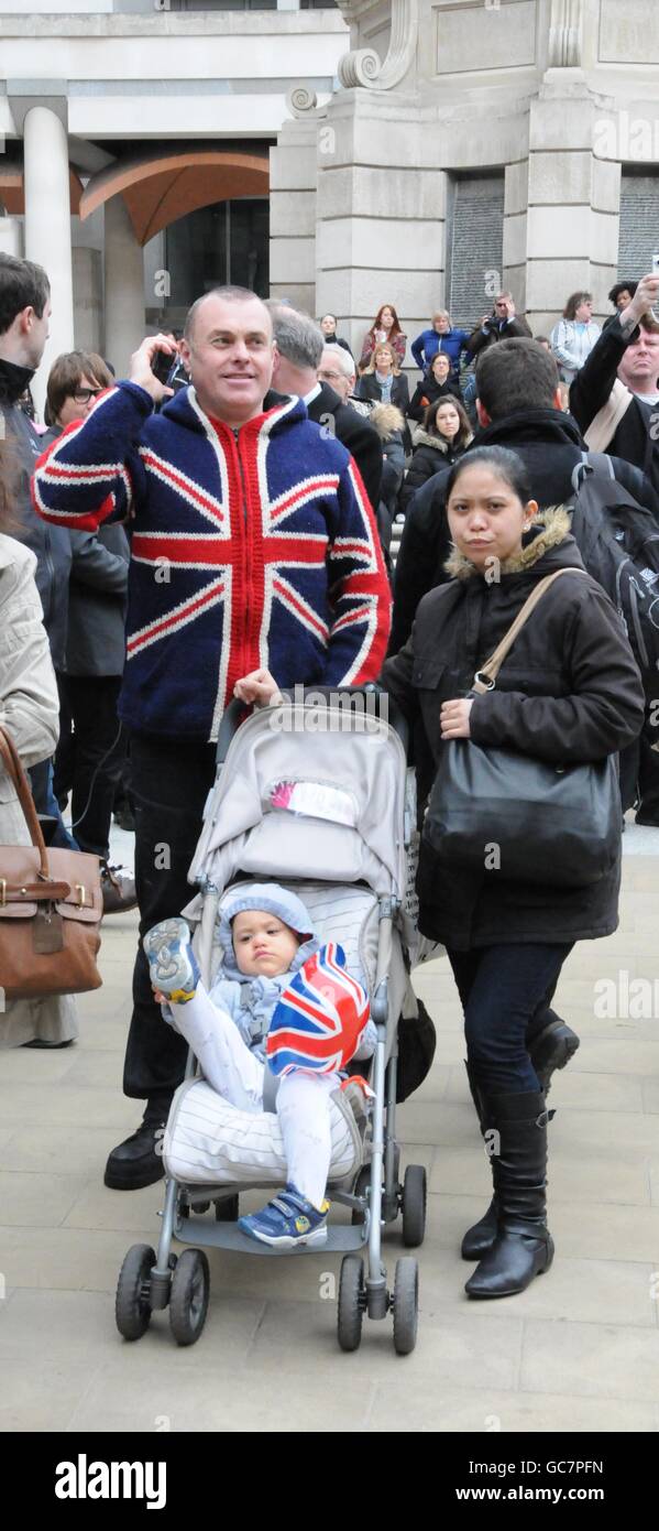 Mourner patriottica indossando union jack, ponticello a Margaret Thatcher i funerali del. Foto Stock