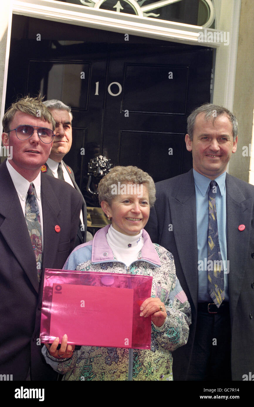 GLI OPERAI DELLA FABBRICA DI TIMEX DA DUNDEE (L/R) JOHN KYDD, STEWARD DEL NEGOZIO, MARY DONLAN, OPERAIO DELLA FABBRICA PER 30 ANNI E MP PER DUNDEE EAST JOHN MCALLION CONSEGNANO UNA PETIZIONE A 10 DOWNING STREET. Foto Stock