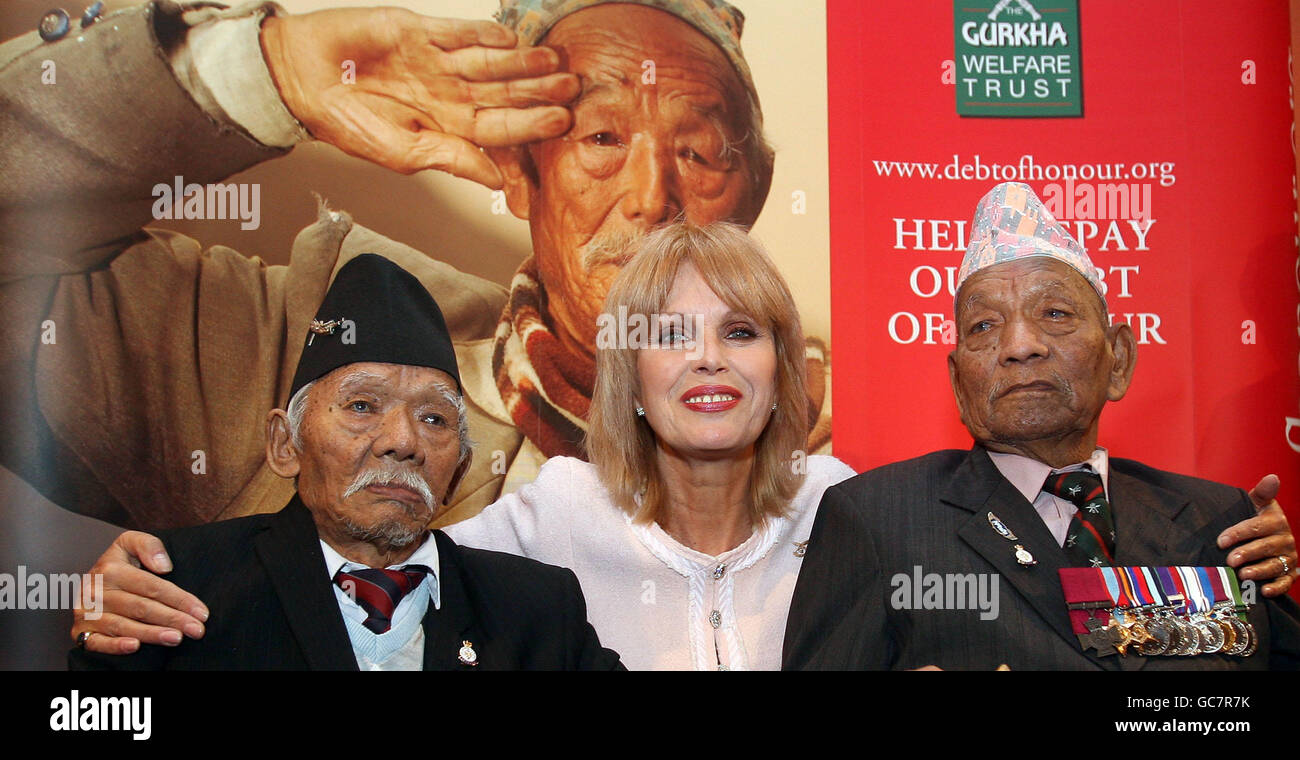 Joanna Lumley con RFN Lachhuman VC (a sinistra) e Tul Bahadur Pun VC (a destra) al National Army Museum di Londra, dove ha contribuito a lanciare la sua campagna sul debito d'onore per raccogliere fondi per gli anziani veterani di Gurkha della seconda guerra mondiale che vivono in povertà in Nepal. Foto Stock