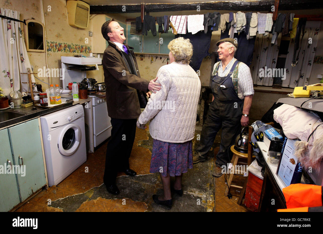 Il leader del partito conservatore David Cameron condivide una battuta con Eileen e Jim Lawson di Lawsons Haulage Ltd, dopo che la loro casa e le loro imprese sono state colpite dalle recenti inondazioni a Cockermouth, Cumbria. Foto Stock