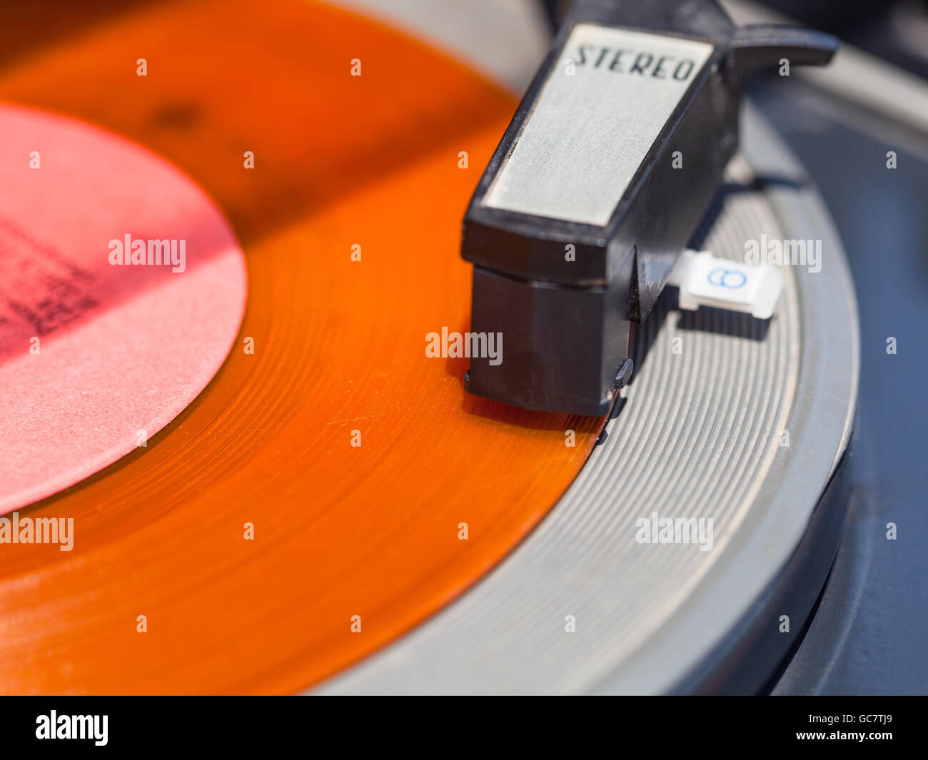 Tonearm di record-player su orange disco in vinile close up Foto Stock