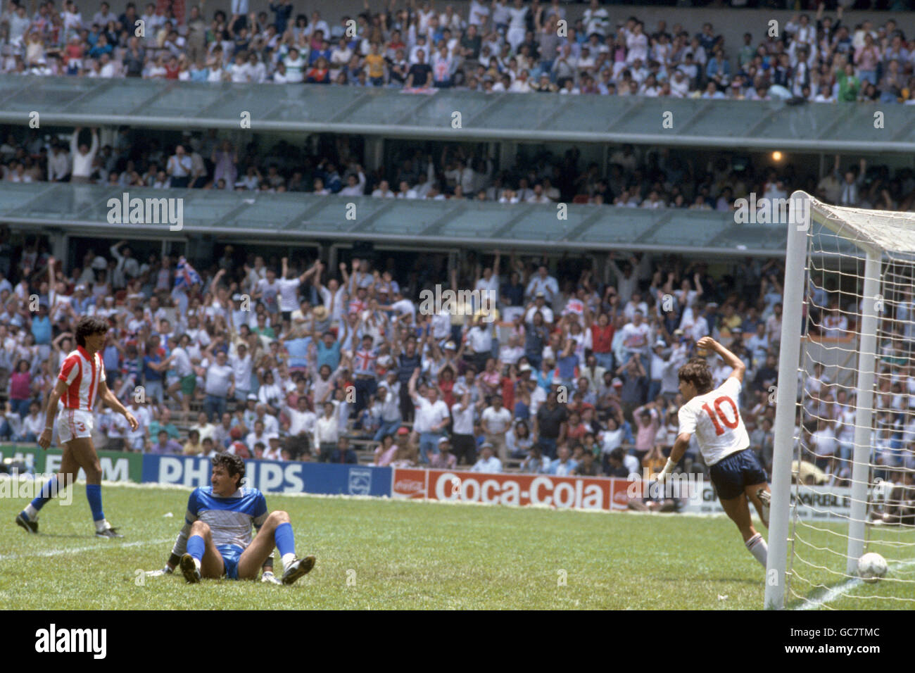 Gary Lineker dell'Inghilterra festeggia il punteggio di uno dei suoi due gol dopo il portiere del Paraguay Roberto Fernandez. Anche la foto per il Paraguay è Cesar Zabala (l). Foto Stock