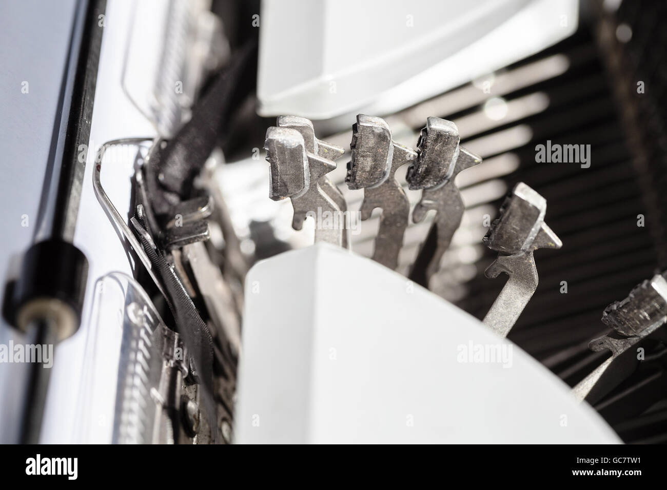 Diversi typebars opera durante la stampa veloce su una vecchia macchina da scrivere Foto Stock