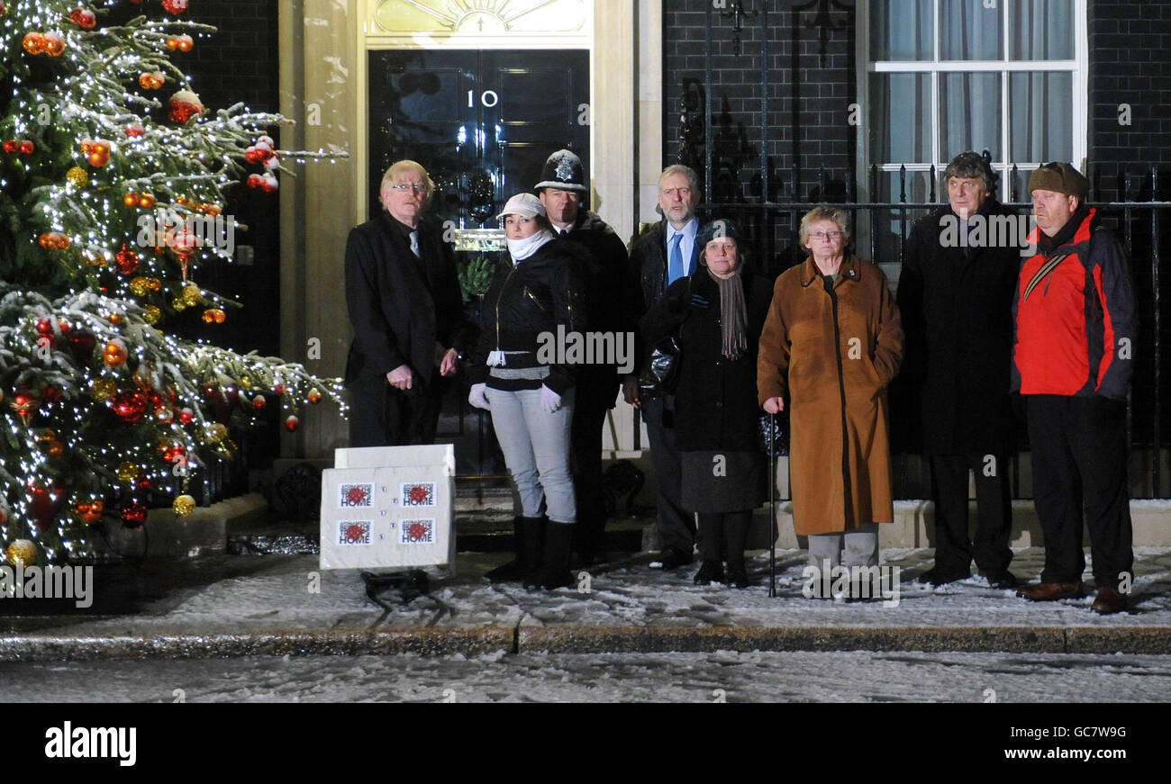 (Da sinistra a destra) Peter Brierley, il cui figlio è stato ucciso in Kuwait durante l'operazione Telic, Carla Ellis, il cui fratello privato Lee Ellis è stato ucciso in afghnaistan, Jeremy Corbyn MP, Lindsey German of the Stop the War Coalition, Joan Humphries, il cui nipote Kevin Elliott è stato ucciso in Afghanistan, Graham Knight, Il cui figlio Sgt ben Knight morì nell'esplosione di Nimrod in Afghanistan e Chris Parsons, il cui figlio fu ferito nel conflitto, consegnò una petizione a Downing Street nel 10, chiedendo il ritiro delle truppe britanniche dall'Afghanistan. Foto Stock