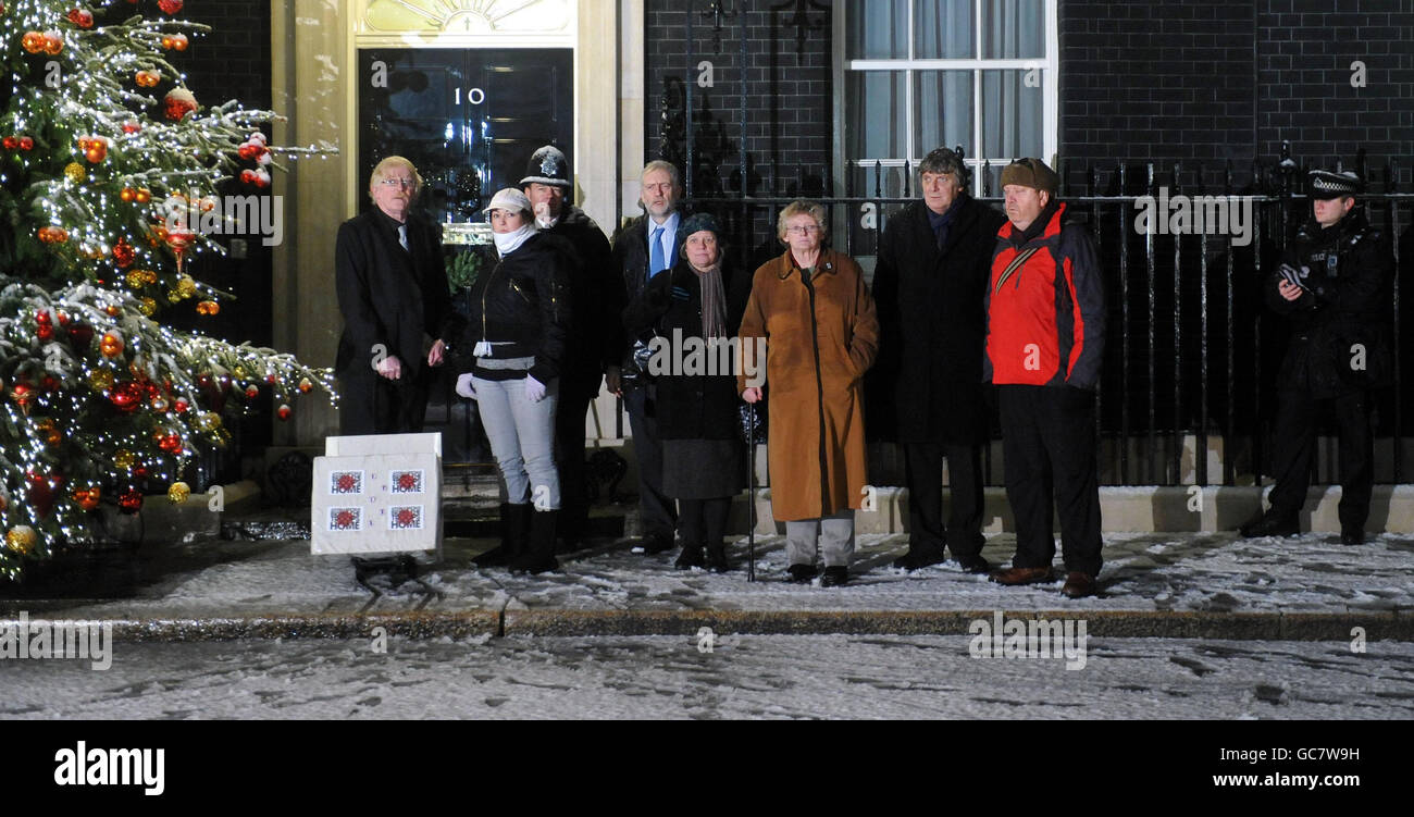 (Da sinistra a destra) Peter Brierley, il cui figlio è stato ucciso in Kuwait durante l'operazione Telic, Carla Ellis, il cui fratello privato Lee Ellis è stato ucciso in afghnaistan, Jeremy Corbyn MP, Lindsey German of the Stop the War Coalition, Joan Humphries, il cui nipote Kevin Elliott è stato ucciso in Afghanistan, Graham Knight, Il cui figlio Sgt ben Knight morì nell'esplosione di Nimrod in Afghanistan e Chris Parsons, il cui figlio fu ferito nel conflitto, consegnò una petizione a Downing Street nel 10, chiedendo il ritiro delle truppe britanniche dall'Afghanistan. Foto Stock