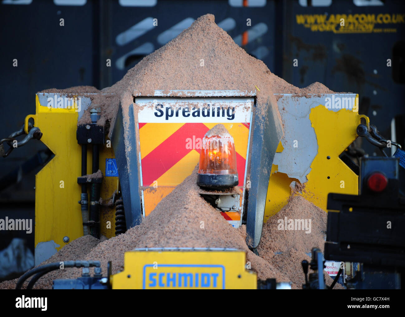 Un furgone grit è riempito presso il deposito delle agenzie autostradali a Hook vicino Basingstoke, Hampshire. Foto Stock