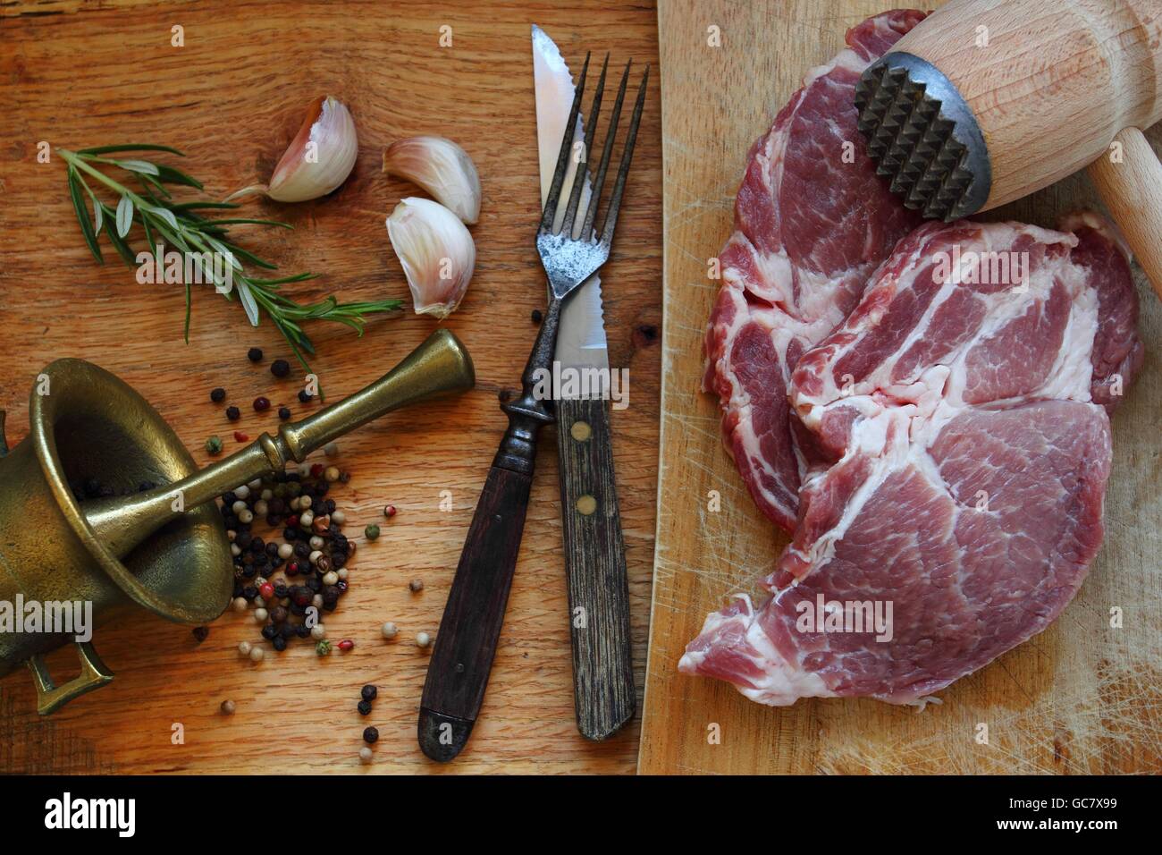La carne cruda. Bistecca di carne di maiale con erbe aromatiche Foto Stock