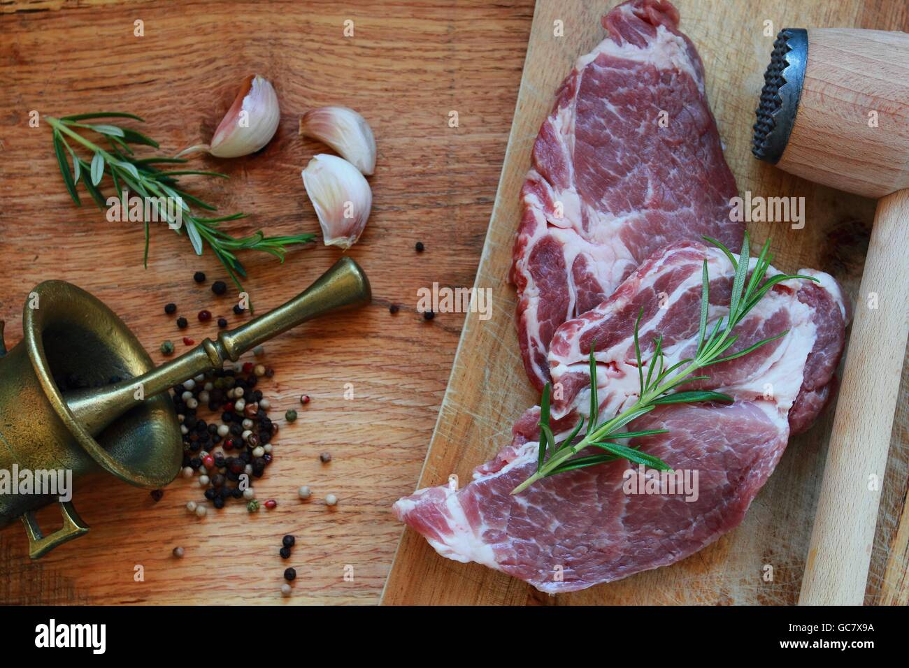 Carni suine fresche bistecca di carne con erbe aromatiche. Vista da sopra Foto Stock