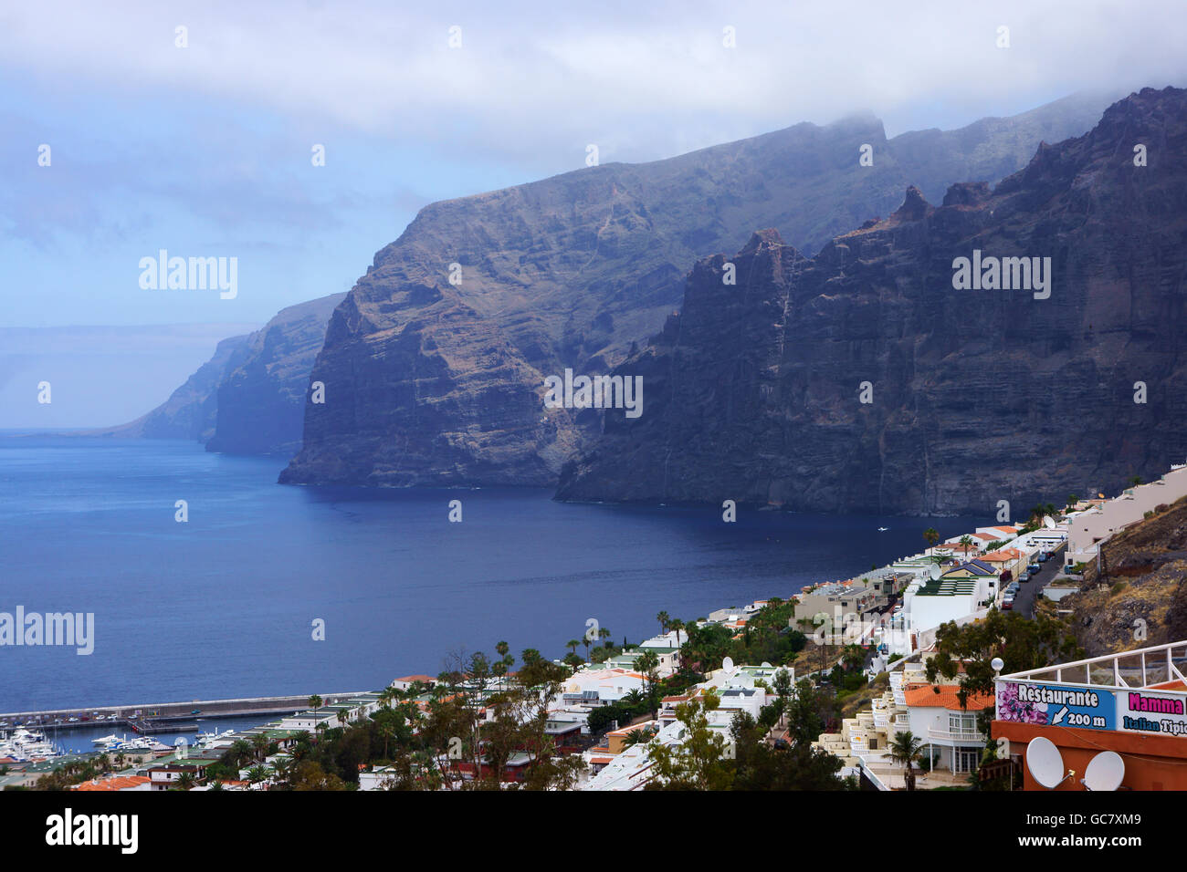 "Los Gigantes' scogliere e luogo di villeggiatura, Isola di Teneriffe, Isole Canarie, Spagna Foto Stock